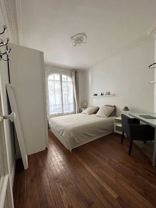Charmant Appartement Parisien contacts
